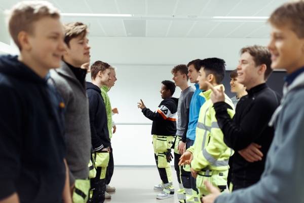 Elever som står på to linjer med ansiktet mot hverandre og diskuterer.