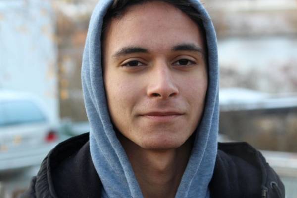 Agusto fra Venezuela snakker om fotball i språkvideoen ¡GOOOOOOOL! i kapittel 11 i PASOS.