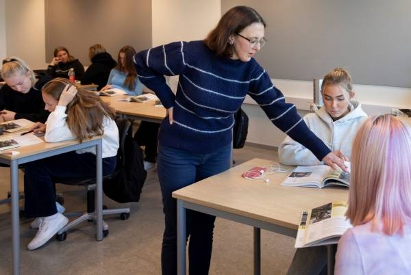 Elever ved Charlottenlund videregående skole i Trondheim mottar gode læringstips fra spansklærer Ane Christiansen. [Foto: Thor Nielsen]