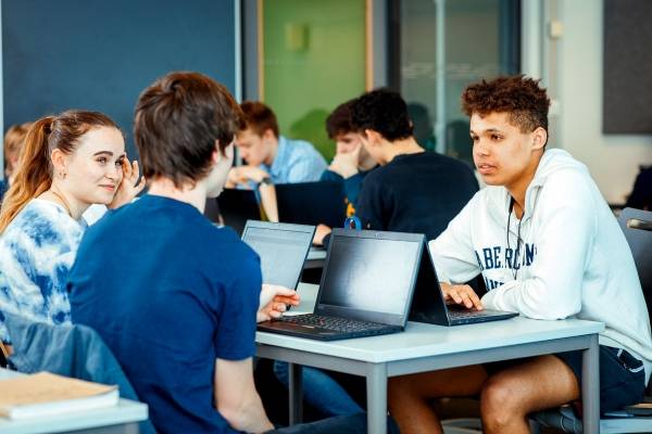 Jente og gutter med laptop