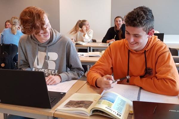 PASOS er elevenes lærebok i spansk. Her er elever ved Charlottenlund videregående skole i gang med spanskundervisning.