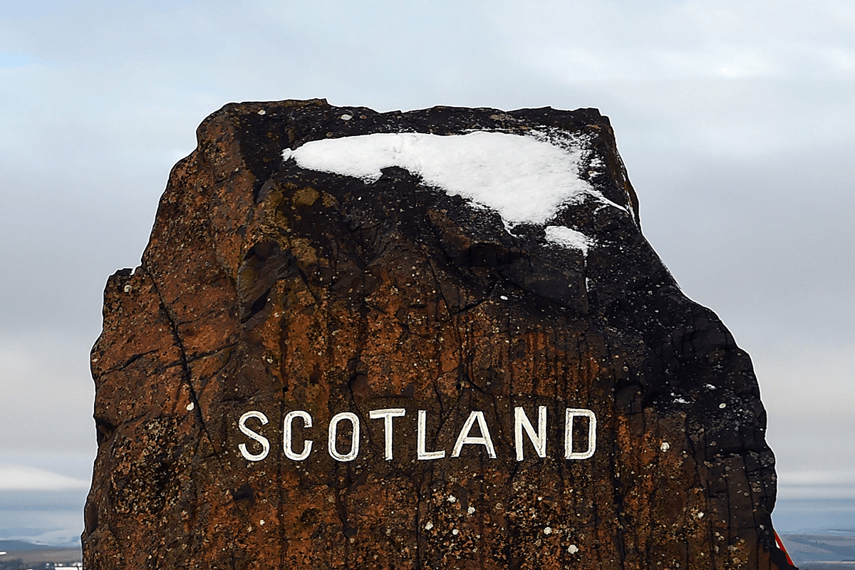Bilde som viser en stein med et skilt som sier "Scotland" på