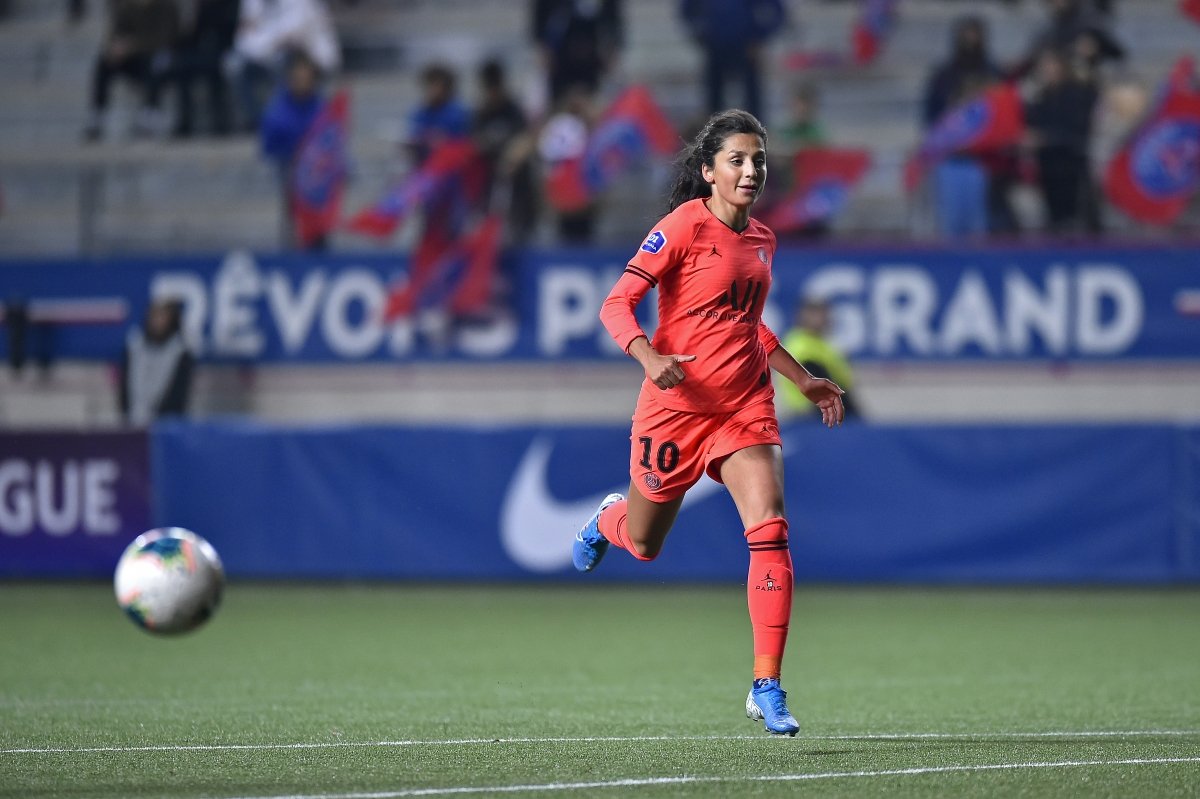 Fotballproff Nadia Nadim Aschehoug Univers